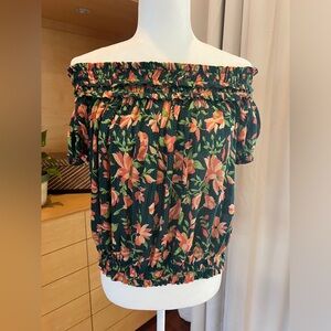 Free People off the shoulder top. Size large. Versatile, lightweight and pretty